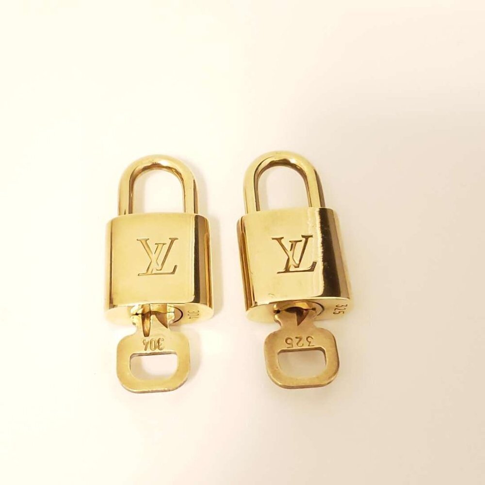 100% Authentic Louis Vuitton Shiny Gold 2 Locks and Keys - Picture 2 of 8